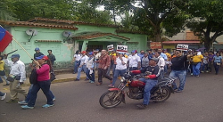 Marcha Opositora inicio en la Avenida la Raza y termino en el mismo lugar.