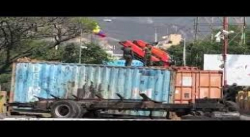 Colocan Otro Contenedor Lleno De Arena En El Puente Simón Bolívar.