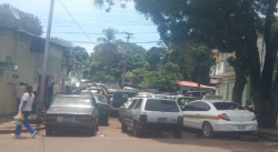 Calle de Casiquiare permanece cerrada producto de la cola de la gasolina