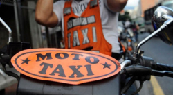 FUNCIONARIO MILITAR ARREMETIÓ CONTRA MOTOTAXISTA ACABANDO SU TELÉFONO CELULAR CONTRA EL PAVIMENTO