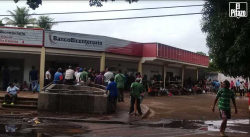 Adultos mayores protestaron la falta de efectivo en bancos de Amazonas