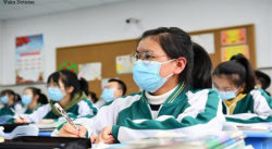 ESTUDIANTES CHINOS DEBERÁN USAR MASCARILLAS COMO MEDIDA DE PREVENCIÓN POR COVID-19
