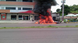 Se incendió una motocicleta frente al banco bicentenario