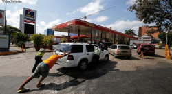 MÁS ALLÁ DE LA PANDEMIA, ESCASEZ DE GASOLINA OBLIGA AL CONFINAMIENTO EN VENEZUELA