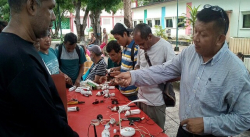 JORNADA DE REPARACIÓN DE BOMBILLOS AHORRADORES REALIZÓ FUNDACITE AMAZONAS EN EL PASEO ATURES