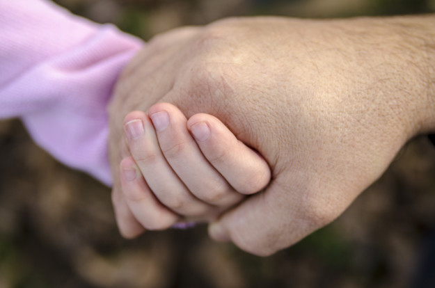 mano-nino-mano-anciano_6602-136.jpg